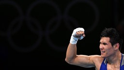 Der kasachische Boxer Danijar Jelejussinow freut sich. © imago / Xinhua