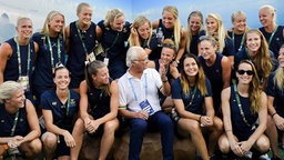 Schwedens König Carl Gustaf mit den Spielerinnen der Frauen-Nationalmannschaft. © imago / Bildbyran