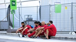 Die Handball-Männer aus Katar warten auf den Bus. © dpa Foto: Marijan Murat