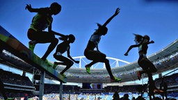 Die 3.000 Meter-Hürdenläuferinnen springen über die Hindernisse. © Witters Foto: Kirby Lee