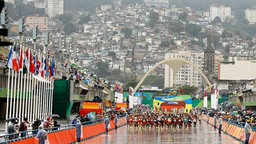 Marathon-Läufer beim Start in Rio. © dpa Foto: Yoan Valat