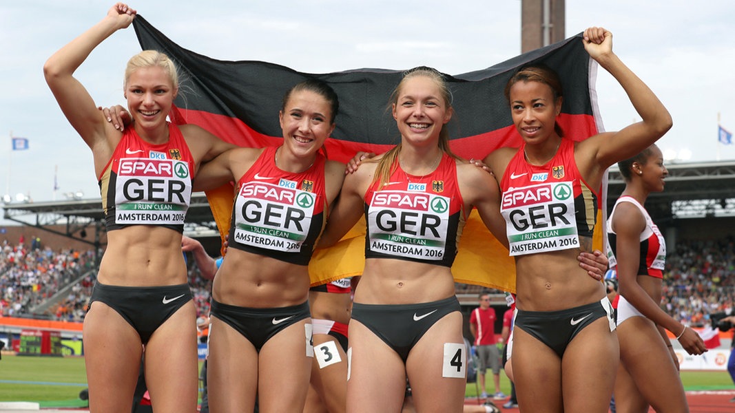 Die deutsche 4x100-Meter-Staffel mit Lisa Mayer, Rebekka Haase, Gina Lückenkemper und Tatjana Pinto (v.l.)