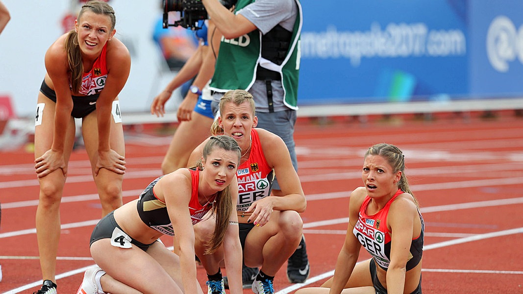 Friederike Möhlenkamp, Laura Müller, Lara Hofmann und Ruth Sophia Spelmeyer (v.l.) gucken nach der 4x400 m Staffel bei der Europameisterschaft in Amsterdam auf die Anzeigetafel.