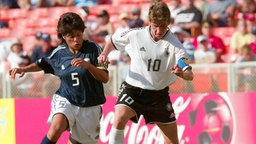 Die deutsche Nationalspielerin Bettina Wiegmann (r.) im Duell mit der Argentinierin Marisa Gerez © imago/PanoramiC 