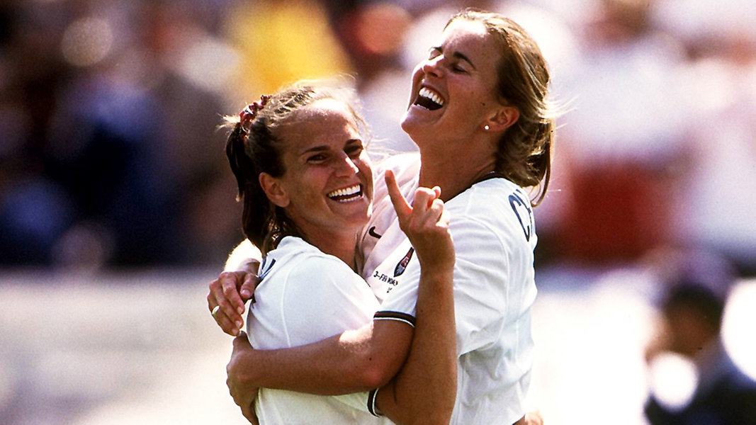 Carla Overbeck (l.) und Brandi Chastain bejubeln den Sieg der USA im WM-Finale 1999 
