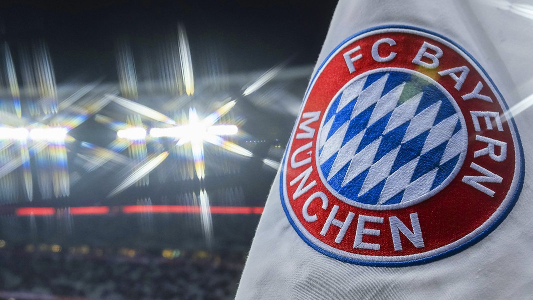 Das Logo von FC Bayern München auf einer Fahne