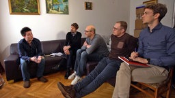 Rui Pinto (l.) mit den Journalisten vom "Spiegel", NDR und dem französischen Investigativportal "Mediapart"  