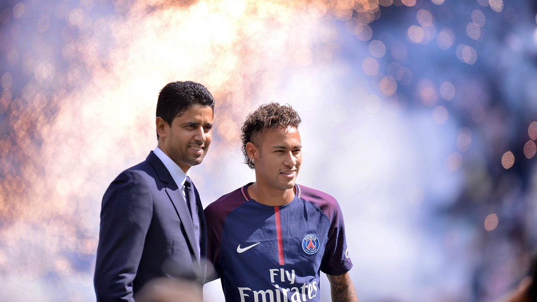 Neymar und Nasser Al Khelaifi (Präsident von Paris Saint-Germain)
