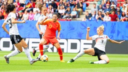 Die deutschen Frauenfußball-Nationalspielerin Sara Doorsoun (l.) und Kathrin Hendrich (r.) gegen Chinas Yasha Gu © dpa-Bildfunk Foto: Sebastian Gollnow