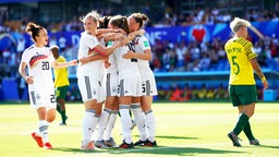 Deutschlands Spielerinnen bejubeln einen Treffer. © imago images / PA Images 