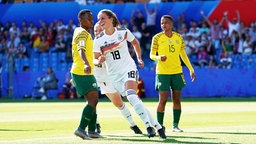 Deutschlands Melanie Leupolz bejubelt einen Treffer. © imago images / PA Images