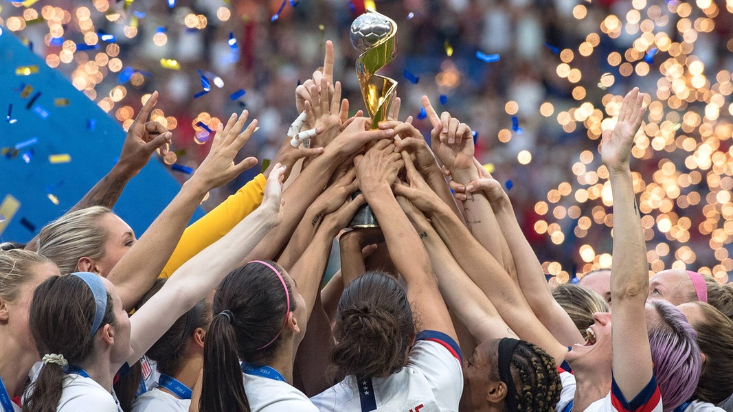 Die US-amerikanischen Fußballerinnen strecken den WM-Pokal in die Höhe 