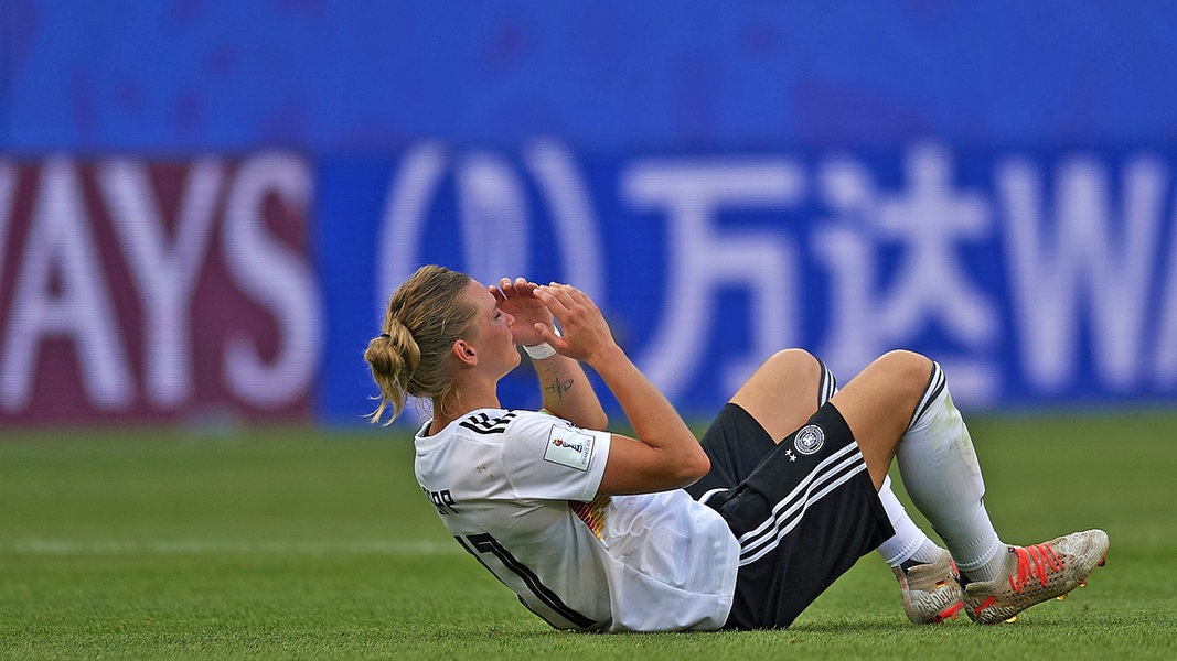 Nationalspielerin Alexandra Popp liegt nach einem Fußball-Länderspiel enttäuscht auf dem Rücken auf dem Rasen.