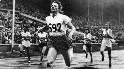 Fanny Blankers-Koen (M.) gewinnt 1948 in London Olympia-Gold über 200 m. © picture-alliance / dpa 