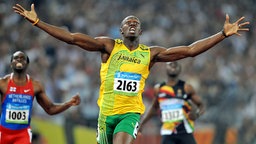 Usain Bolt bejubelt seinen Olympiasieg über 200 m in Peking 2008. © picture-alliance / Xinhua Foto: Li Gang