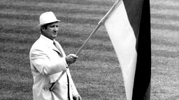 Olympische Sommerspiele in Mexiko 1968: Wilfried Dietrich als Fahnenträger der bundesdeutschen Mannschaft © imago/Horstmüller