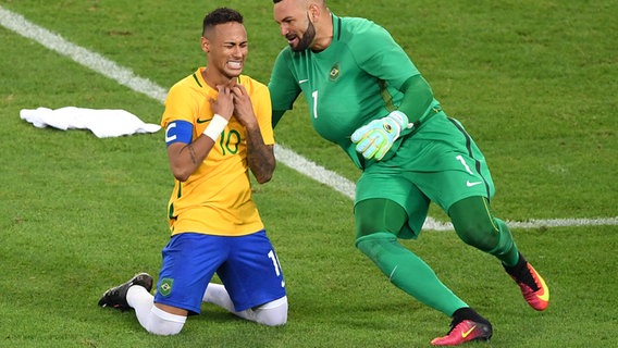 Die brasilianischen Fußball-Nationalspieler Neymar und Weverton jubeln © dpa - Bildfunk Foto: Sebastian Kahnert