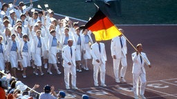 Segler Wilhelm Kuhweide trug die deutsche Fahne 1984 in Los Angeles. © imago/Sven Simon Foto: imago/Sven Simon