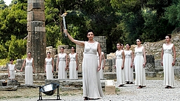 Im antiken Olympia wird 2012 die Flamme zum Fackellauf für die Spiele in London entzündet. © picture alliance / Photoshot Foto: picture alliance / Photoshot