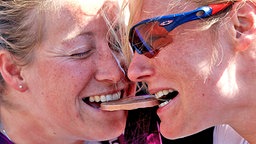 Rachel Morris (l.) beißt mit Rad-Teamkollegin Karen Darke auf die Bronzemedaille. © picture alliance / empics Foto: Gareth Fuller
