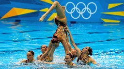 Die russische Mannschaft im Synchronschwimmen © dpa - Bildfunk Foto: Barbara Walton