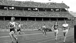 200-m-Halbfinallauf der Frauen bei den Olympischen Sommerspielen 1956 im Olympiastadion in Melbourne: Die Australierin Betty Cuthbert (l) siegt in 23,6 Sekunden. © picture-alliance / dpa 