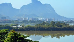 Blick vom Balkon eines Appartements des Wohnkomplexes Saint Michel im Olympiadorf in Rio de Janeiro auf die hinter einer Schnellstraße liegende Lagune Jacarepaguá. © picture alliance / dpa Foto: Georg Ismar