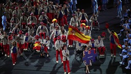 Spaniens Mannschaft beim Einzug der Paralympics-Teilnehmer ins Maracana-Stadion bei der Eröffnungsfeier. © imago/Agencia EFE