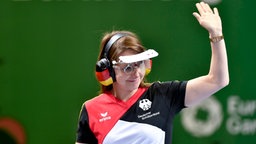Die deutsche Sportpistolen-Schützin Monika Karsch winkt ins Publikum. © Witters Foto: Martin Hoermandinger
