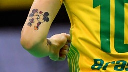 Die brasilianische Handball-Spielerin Jessica Quintino mit einem Tattoo © picture alliance / dpa Foto: Marijan Murat