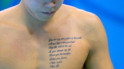 Der chinesische Schwimmer Hexin Yu mit einem Tattoo © picture alliance / dpa Foto: Michael Kappeler