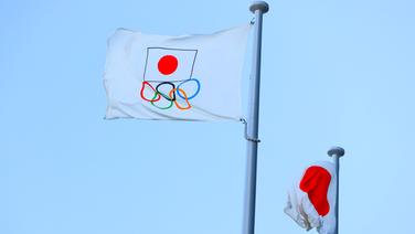 Flagge mit den Olympischen Ringen und Japan-Symbol © IMAGO / AFLOSPORT 