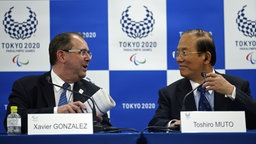 Toshiro Muto (r.), Organisationschef der Olympischen Spiele 2020 in Tokio, und Xavier Gonzalez, ehemaliger Geschäftsführer des Internationalen Paralympischen Komitees (IPC) im Gespräch. © picture alliance/Eugene Hoshiko/AP/dpa Foto: Eugene Hoshiko