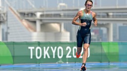 Triathletin Flora Duffy von den Bermudas auf der Laufstrecke des olympischen Rennens. © dpa-Bildfunk 