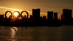 Olympische Ringe am Odaiba Marine Park bei Sonnenuntergang in Tokio © Witters Foto: RobinVanLonkhuijsen
