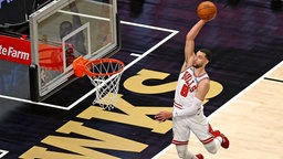 Zach LaVine von den Chicago Bulls beim dunk gegen die Atlanta Hawks ©  picture alliance/ Associated Press Foto: Ben Margot