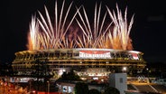 Feuerwrk über dem Olympiastadion. © picture alliance/dpa/XinHua Foto: Liu Dawei