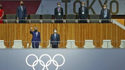 Bei der Eröffnungsfeier im Olympiastadion von Tokio winkt IOC-Präsident Thomas Bach (l.), neben ihm steht Kaiser Naruhito © picture alliance/dpa/Jiji Press | Yuya Yamamoto Foto: Yuya Yamamoto