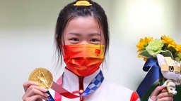 Qian Yang mit der Goldmedaille im Schießen. © dpa-Bildfunk Foto: Oliver Weiken/dpa