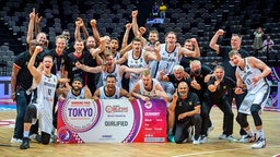 Das deutsche Basketball-Team der Männer bejubelt die Qualifikation für die Olympischen Spiele 2020 in Tokio. © IMAGO / camera4+ 