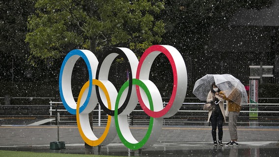 Heftiger Niederschlag vor dem Olympiastadion in Tokio © picture alliance Foto: Jae C. Hong