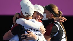 Deutsches Bogenschießen-Team Michelle Kroppen (l), Charline Schwarz (r) und Lisa Unruh (M) bejubeln das gewonnene Spiel um Bronze in Tokio © picture alliance/dpa Foto: Swen Pförtner