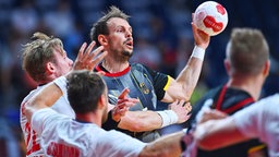 Der deutsche Handballer Kai Häfner führt den Ball und sucht einen Mitspieler. © dpa-Bildfunk Foto: Swen Pförtner/dpa