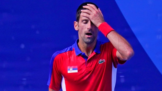 Der serbische Tennis-Spieler Novak Djokovic ist enttäuscht. © dpa-Bildfunk Foto: Seth Wenig/AP/dpa