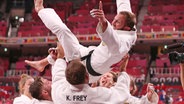 Das deutsche Mixed-Team im Judo jubelt über die Bronze·medaille. © dpa-Bildfunk Foto: Friso Gentsch/dpa