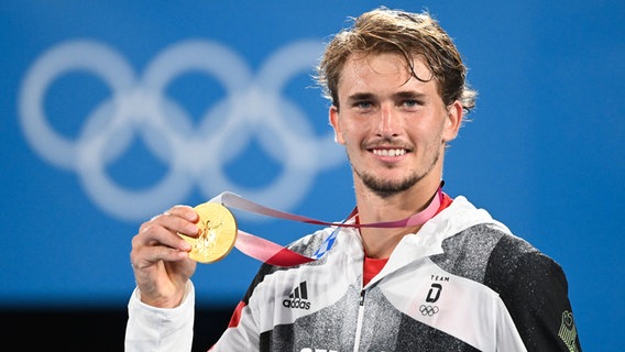 German tennis player Alexander Zverev beaming with his gold medal.  © picture alliance / dpa Photo: Jan Woitas