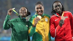 Das 800-m-Podium in Rio 2016. Alle drei Frauen dürfen ihre Medaillen in Tokio nicht verteidigen. © Witters imago images picture alliance 