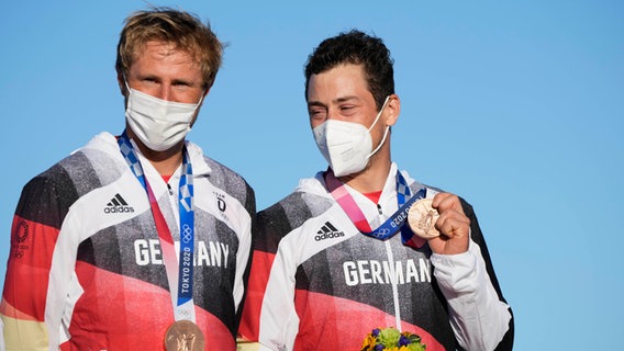 Die Deutschen Erik Heil (l.) und Thomas Plößel feiern den Gewinn der Bronzemedaille. © dpa-bildfunk 