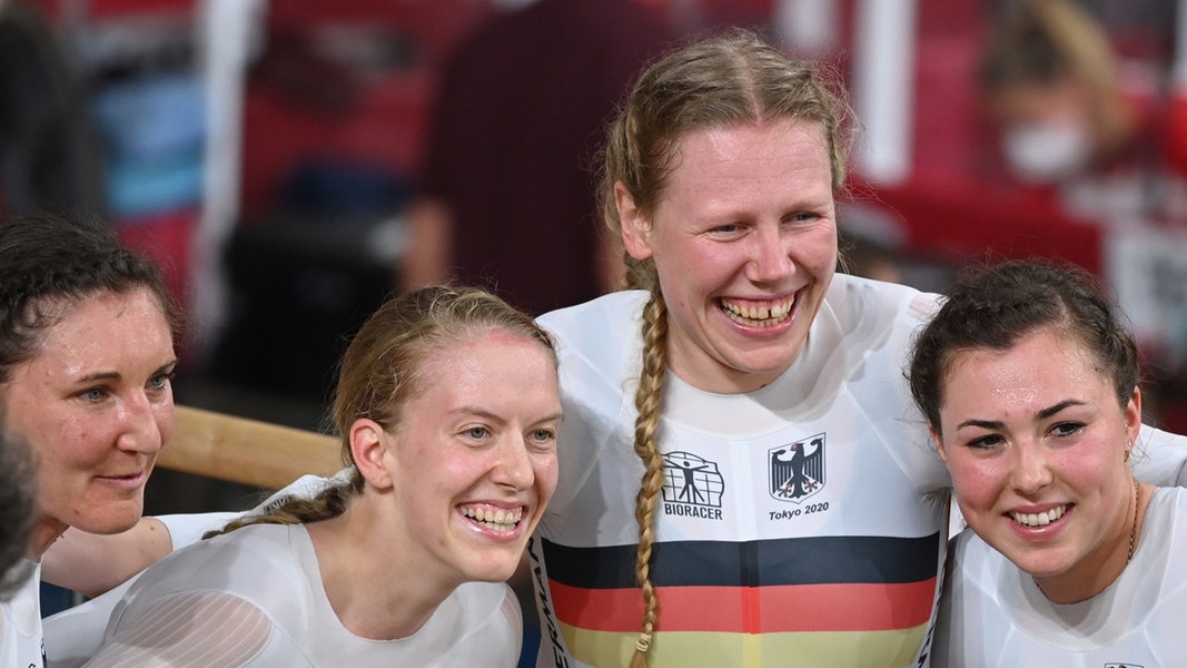 Das deutsche Bahnrad Team der Frauen jubelt über Gold.