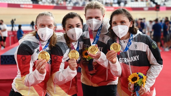 Das deutsche Bahnrad Team der Frauen mit Franziska Brauße (v.l.), Lisa Klein, Mieke Kröger und Lisa Brennauer jubelt über Gold. © dpa-bildfunk 